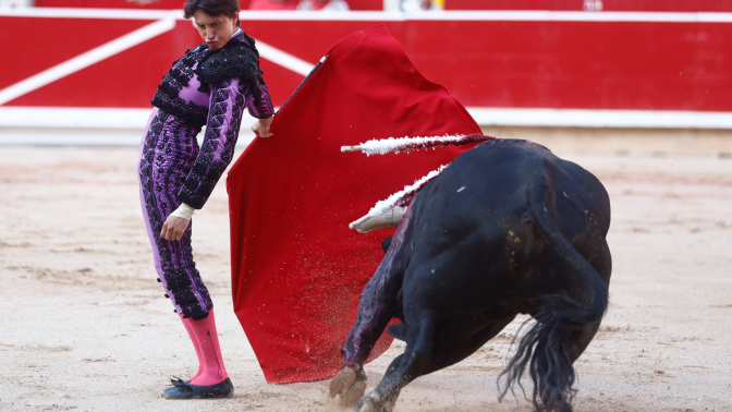 Roca Rey, en un pase cambiado por la espalda. EFE/ Rodrigo Jiménez