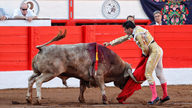 Talavante, en la suerte suprema al primero de su lote