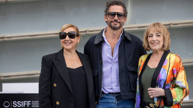 Carmen Machi, Paco León y Carmen Mara durante la presentación de "Rainbow" en San Sebastián