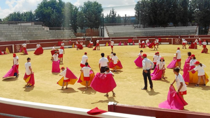 Los asistentes al Campus realizan un entrenamiento de toreo de salón en compañía de los alumnos de la Escuela de Tauromaquia de la Comunidad de Madrid