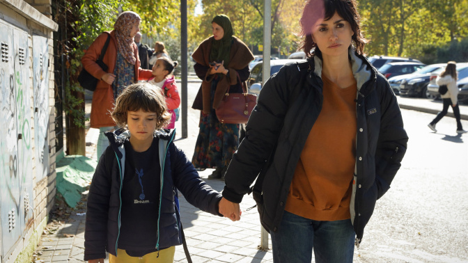 Penélope Cruz (dcha.), protagonista de "En los márgenes"