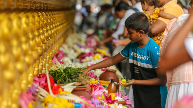 Budistas esrilanqueses participan en una ceremonia religiosa con motivo de la luna llena en un templo del distrito de Kelaniya, en Colombo (Sri Lanka)