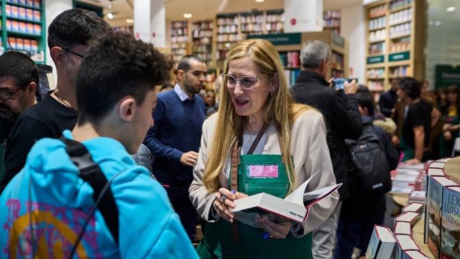 Luz Gabás, ganadora del Premio Planeta 2022, ayer en la Casa del Libro de Gran Vía (Madrid)