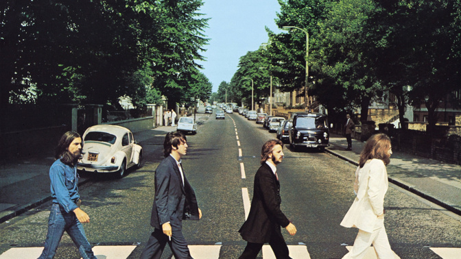 La icónica portada del álbum «Abbey Road», con una fotografía tomada junto a los estudios, fue diseñada por John Kosh, director creativo de Apple Records