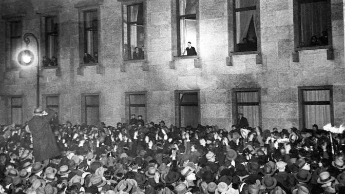 Hitler saluda a la multitud desde la ventana de la Cancillería del Reich el 30 de enero de 1933.