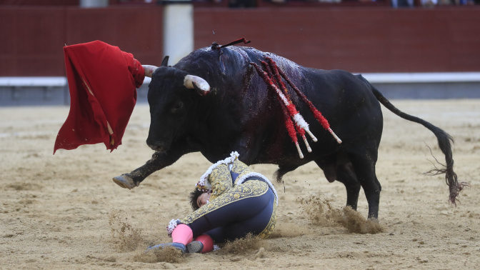 El diestro Álvaro Lorenzo tras sufrir un revolcón en su faena durante la corrida celebrada hoy miércoles en la plaza de toros de Las Ventas, en Madrid.