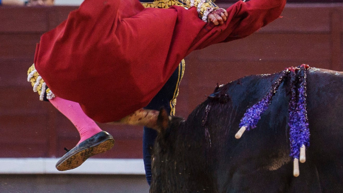 El diestro galo Sebastián Castella con su segundo toro durante el vigésimo primer festejo taurino de la Feria San Isidro, con toros de la ganadería del Torero, este viernes en la Monumental de Las Ventas, en Madrid.