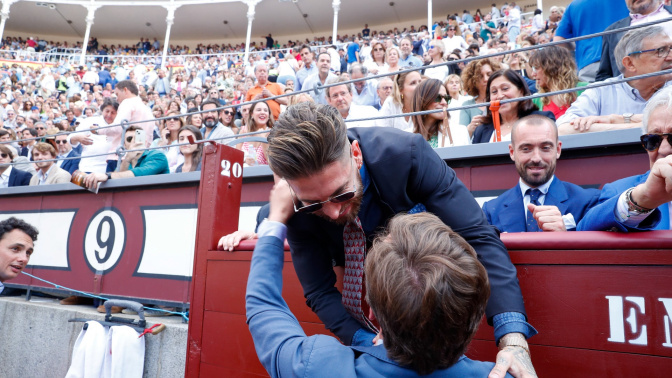 Sergio Ramos y Almeida se saludan afectuosamente 