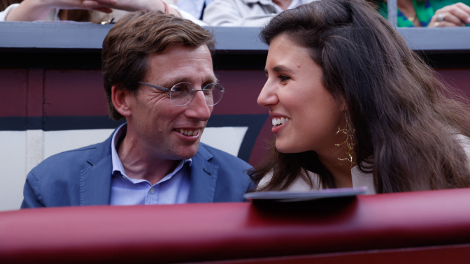 José Luis Martínez-Almeida y Teresa Urquijo este domingo a la Plaza de Las Ventas (Madrid) donde se celebra la corrida de toros In Memorian José Cubero "Yiyo". 