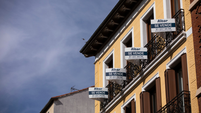 Pisos con carteles de Se Vende en el centro de Madrid.