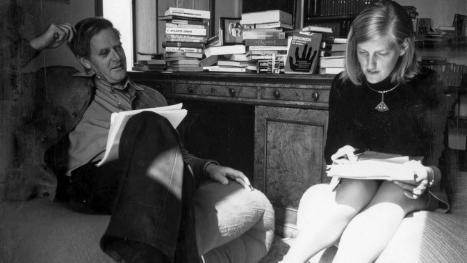 Le Carré y Jane trabajando en "El topo" en su despacho de Tregiffian, en 1974.