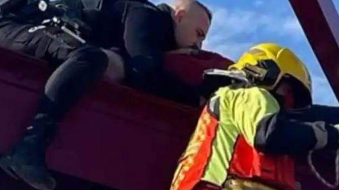 Policía Nacional junto a bombero ayudando al anciano de 91 años