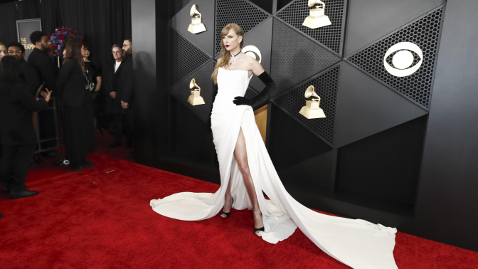 Los Angeles (United States), 04/02/2024.- US musician Taylor Swift arrives for the 66th annual Grammy Awards ceremony at Crypto.com Arena in Los Angeles, California, USA, 04 February 2024. EFE/EPA/CAROLINE BREHMAN