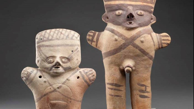 Ejemplos de cerámica Chacay de superficie no pulida expuestos en el Museo Larco