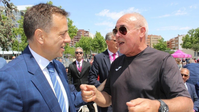 Antonio Iniesta junto al alcalde de Albacete, Manuel Serrano