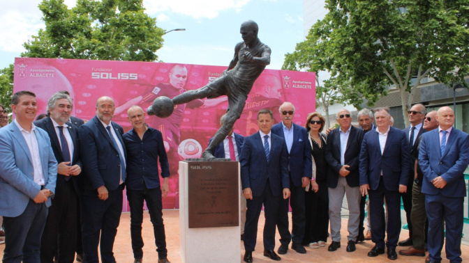 Figuras y autoridades presentes en la inauguración de la estatua de Andrés Iniesta en Albacete