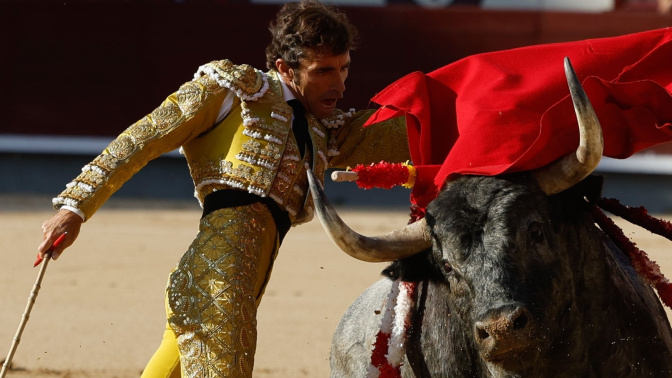 El torero Fernando Robleño da un pase durante la corrida de toros de la Feria de San Isidro, con toros de la ganadería de José Escolar para los diestros Fernando Robleño, Gómez del Pilar y Damián Castaño, este martes en la Plaza de Toros de Las Ventas, en Madrid. 