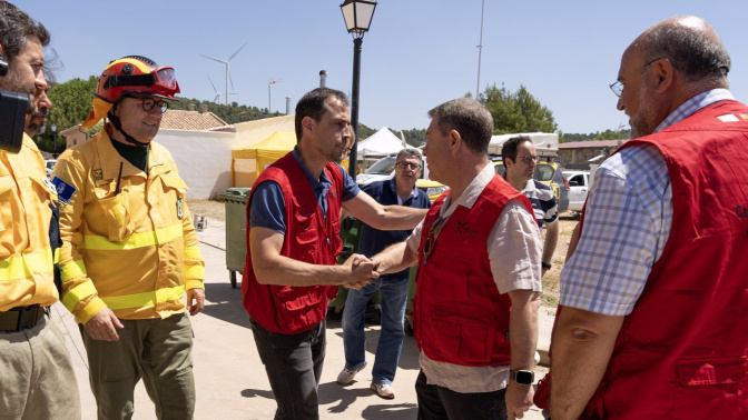 El presidente de Castilla-La Mancha, Emiliano García-Page, ha visitado el centro de mando que trabaja conta el incendio forestal en Valverdejo (Cuenca) 