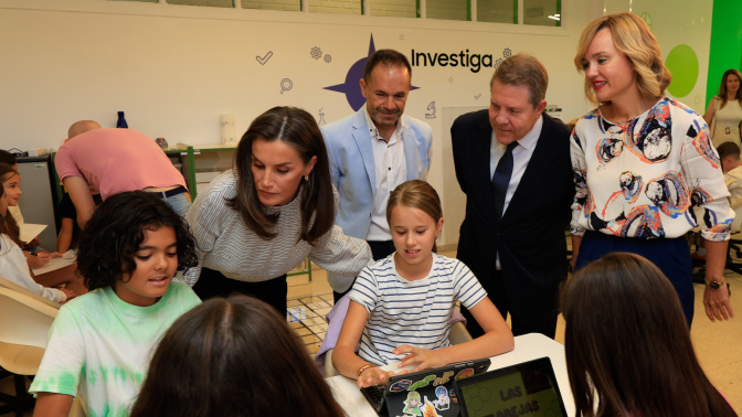 Doña Letizia, Pilar Alegría y Emiliano García-Page durante su visita al colegio público CEIP Maestra Plácida Herranz 