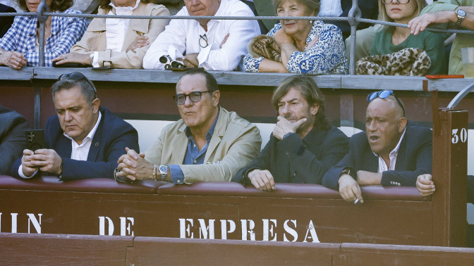 El juez Pedraz con amigos en Las Ventas