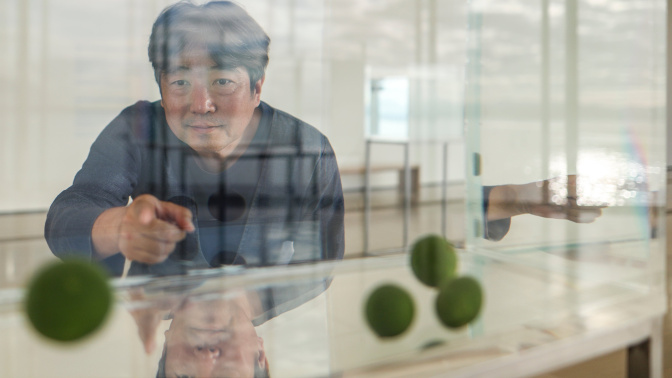 El artista japonés Shimabuku, junto a una de sus instalaciones