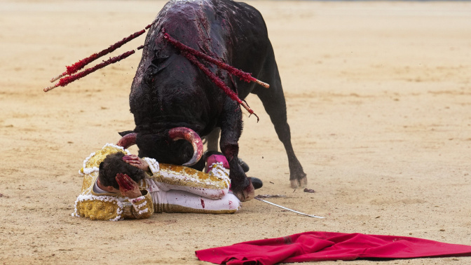  El diestro Víctor Hernández sufre un percance con su primer toro durante el festejo taurino de la Feria de Octubre que se celebra este domingo en la Monumental de Las Ventas, en Madrid. 