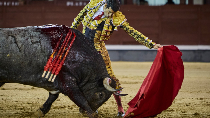 Toros en Las Ventas. Feria de otoño. Miguel Angel Perera y Emilio de Frutos© Alberto R. Roldán / La Razón. 12.