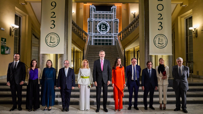 Los Reyes, José Creuheras y otras autoridades en la conmemoración de los cien años de la Casa del Libro