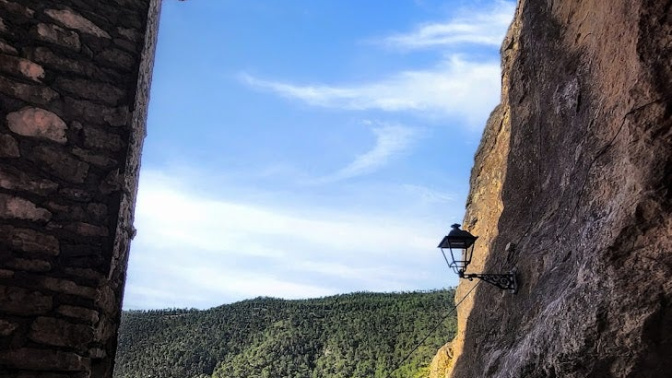 Grieta dentro de la Cueva de los Moros en Ayna (Albacete)