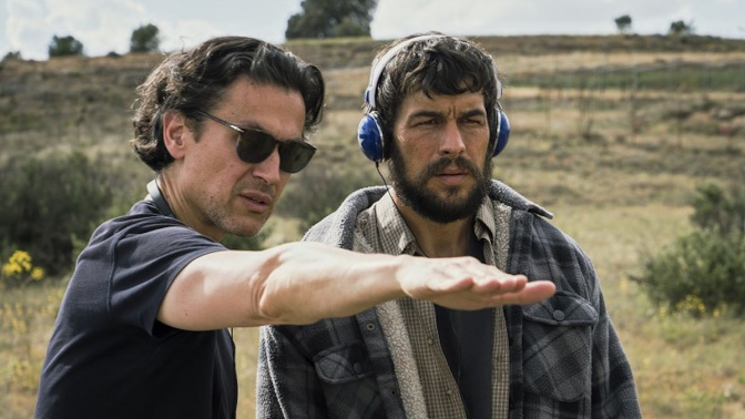 Rodrigo Cortés y Mario Casas en el rodaje de "Escape"