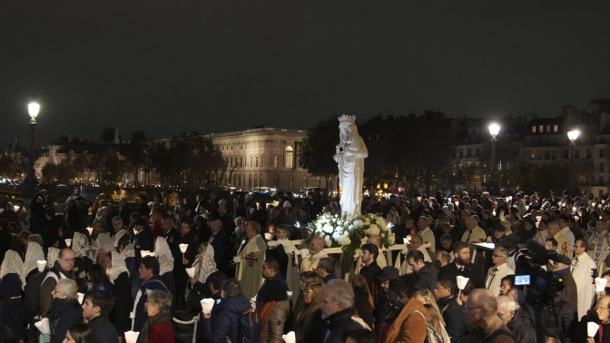 Imagen de la procesión que llevó a la Virgen de la Iglesia de Saint-Germain l'Auxerrois a Notre Dame