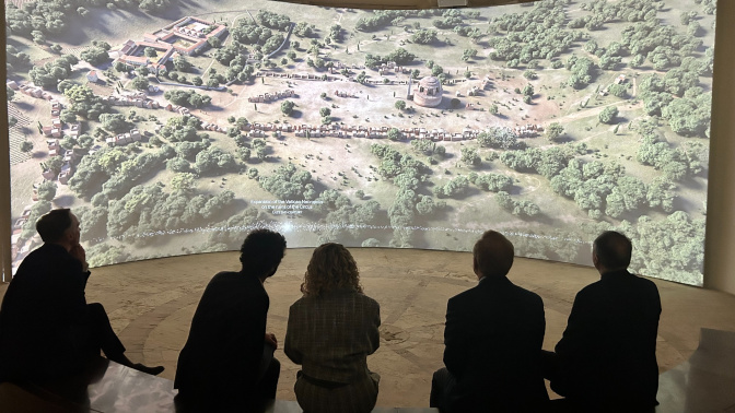 Exposición “Petrós Ení: A digital experience of Saint Peter’s Basilica”, en la que puede disfrutarse de la proyección de las reconstrucciones virtuales de la evolución del Vaticano.