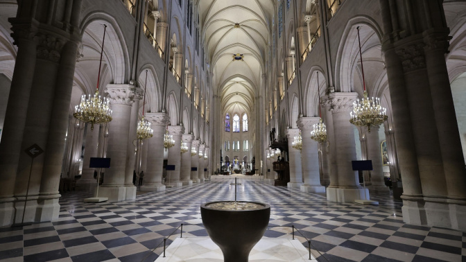 El baptisterio en una imagen general del interior de Notre Dame