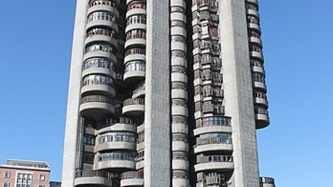 Así es Torres Blancas, el icónico edificio de Madrid en el que vivía Marisa Paredes