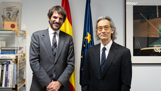 El ministro Urtasun junto al director de orquesta Kent Nagano