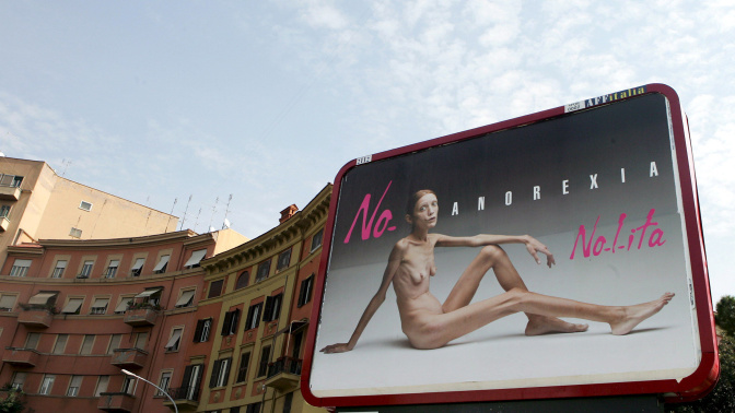 Un cartel publicitario de la campaña de la firma de moda "Nolita", que muestra a una mujer anoréxica en una calle de Roma, Italia