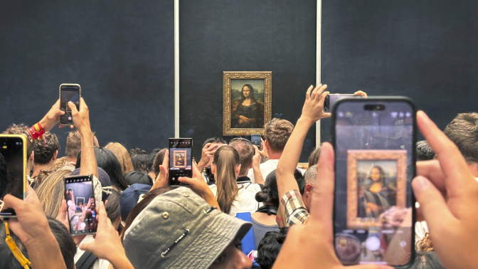 Turistas haciendo fotos a La Gioconda de Da Vinci