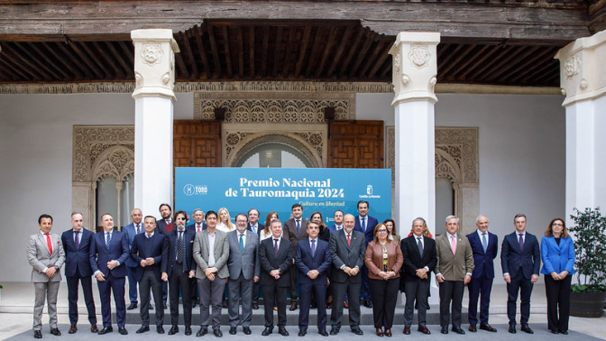 El presidente de Castilla-La Mancha, Emiliano García-Page, recibe, en el Palacio de Fuensalida, en Toledo, a los miembros del jurado del Premio Nacional de Tauromaquia