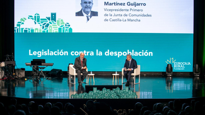 El vicepresidente primero del Ejecutivo Autonómico, José Luis Martínez Guijarro, ha participado en el foro desarrollado por Eurocaja Rural sobre la despoblación