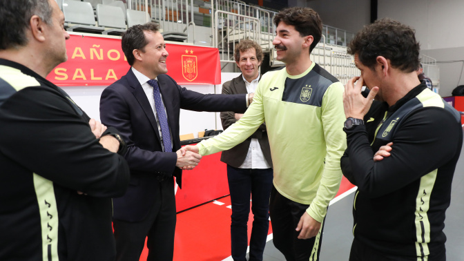 El alcalde de Toledo, Carlos Velázquez, en el entrenamiento de la Selección Española en el pabellón Javier Lozano