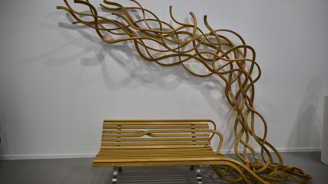 «Curly Bench» (2019). Pablo Reinoso. Waddington Custot, Londres