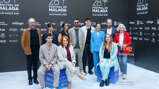 La directora Gracia Querejeta (4i) posa con el elenco de la película durante el photocall de la película 'La buena suerte' que se presenta este domingo durante el 28º Festival de Málaga. EFE/Daniel Pérez