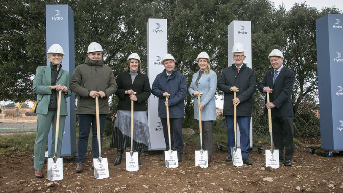 El presidente de Castilla-La Mancha, Emiliano García-Page, ha colocado, en Torija, la primera piedra de la planta que la compañía ‘Hydro’ proyecta en esta localidad.