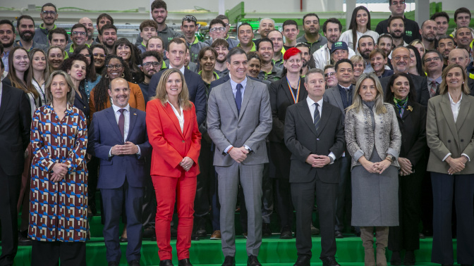 Emiliano García-Page, en la planta de electrolizadores ´Accelera by Cummins´ de Guadalajara, junto a Pedro Sánchez.