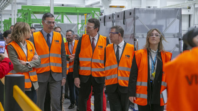 Emiliano García-Page, en la planta de electrolizadores ´Accelera by Cummins´ de Guadalajara, junto a Pedro Sánchez.