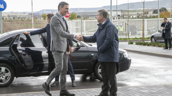 Emiliano García-Page en  la planta de electrolizadores ´Accelera by Cummins´en Guadalajara, junto a Pedro Sánchez