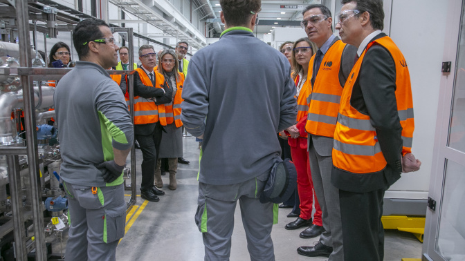 Emiliano García-Page en la planta de electrolizadores ´Accelera by Cummins´en Guadalajara, junto a Pedro Sánchez