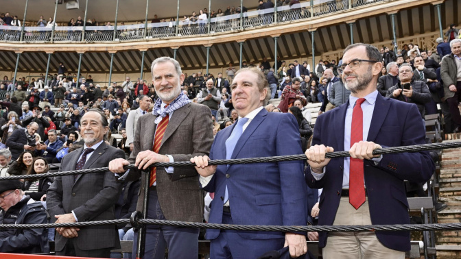 El rey Felipe VI, acompañado por Luis Francisco Esplá y Antonio Bañuelos, en una barrera de la plaza de toros de Valencia